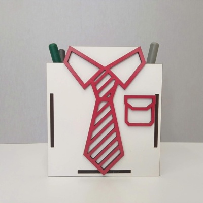 Suporte de mesa em forma de camisa com gravata vermelha e canetas.