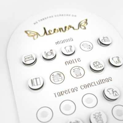 Placa branca com ícones magnéticos e texto em português para organização de tarefas diárias