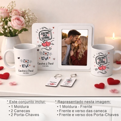 Conjunto de moldura, canecas e porta-chaves personalizadas com design romântico em mesa com flores e vela