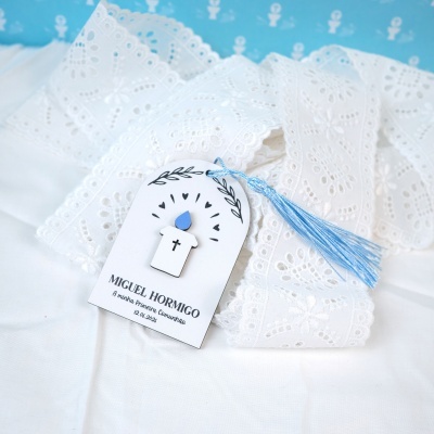 Guardanapo branco com renda floral, cartão com vela e tassel azul