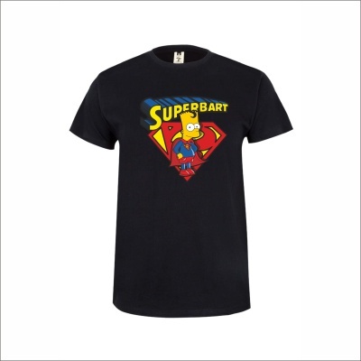 T-shirt preta com estampa de personagem de desenho animado vestido de super-herói e texto SUPERMART