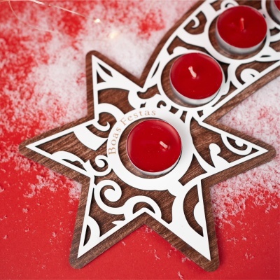 Suporte estrela madeira e metal com três velas vermelhas pequenas