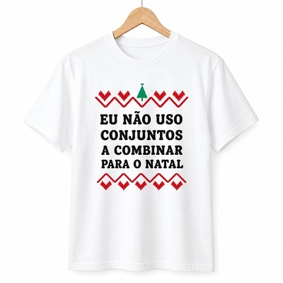 T-shirt branca com texto e decoração de Natal