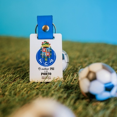 Chaveiro FC Porto com mensagem para pai sobre relva e bola de futebol
