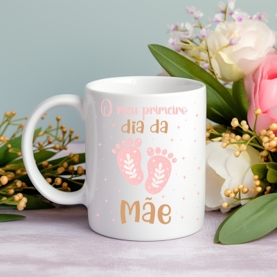 Caneca branca com texto e desenhos de pegadas rodeada por flores artificiais