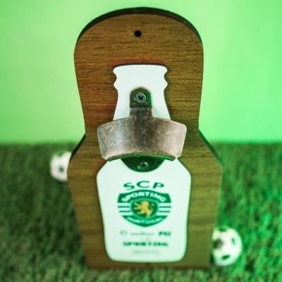 Raspador de garrafas de parede em madeira com logotipo SCP e detalhes de futebol