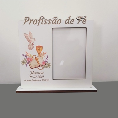 Moldura branca para fotografia com tema religioso, texto e ilustrações coloridas