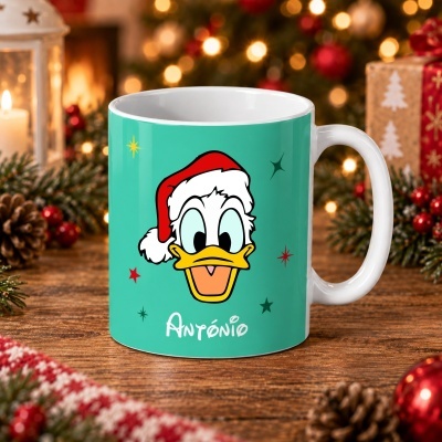 Caneca verde com desenho do Pato Donald a usar chapéu de Natal e texto António