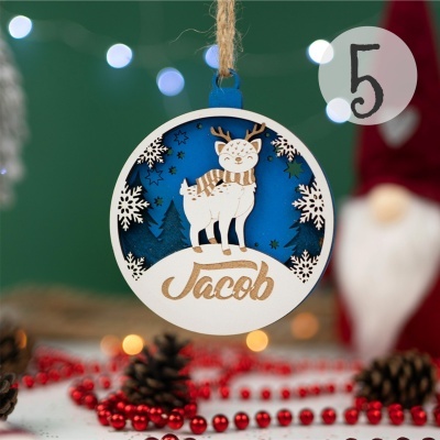Enfeite de Natal redondo em madeira com rena e nome Jacob