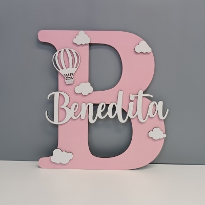 Letra decorativa em madeira rosa com nuvens, balão e nome Benedita em branco