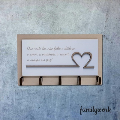 Suporte de parede em madeira com ganchos e placa decorativa com texto em português