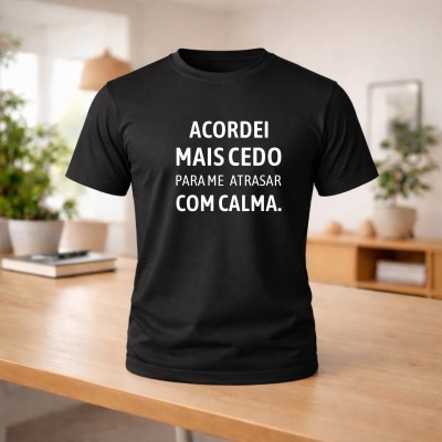 T-shirt preta com texto branco em ambiente interno