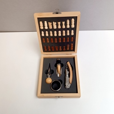 Estojo em madeira com peças de xadrez e utensílios para vinho