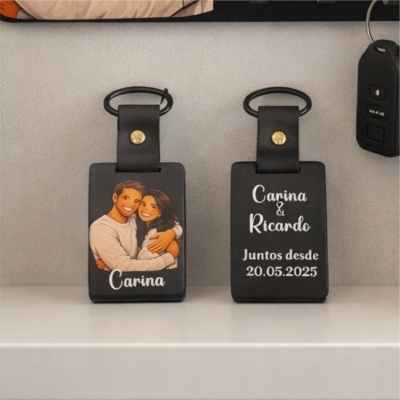 Dois porta-chaves pretos personalizados com ilustração e texto com os nomes Carina e Ricardo