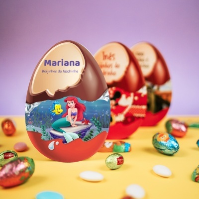 Ovo de chocolate com embalagem da Pequena Sereia, nome Mariana e texto Beijinhos da Madrinha.