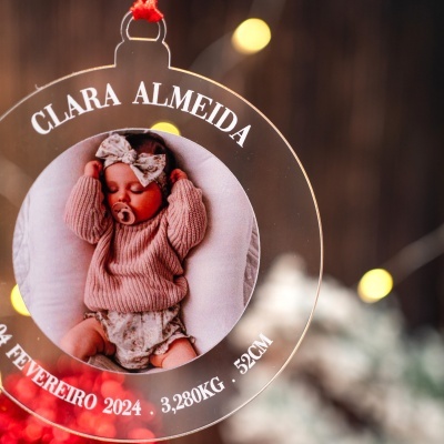 Ornamento transparente com foto de bebé e texto em português