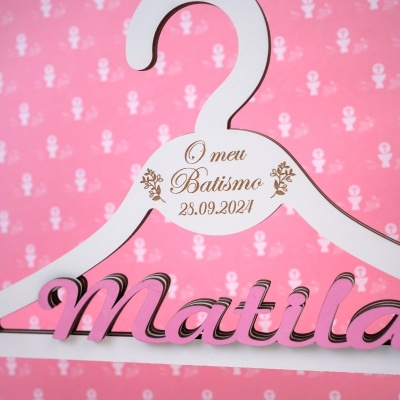 Cabide decorativo em madeira branca com texto e nome em relevo rosa