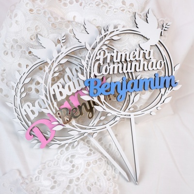 Toppers para bolo acrílicos coloridos com texto e pombas sobre fundo branco rendado