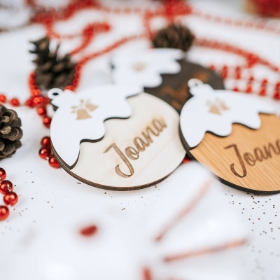 Enfeites de Natal redondos com neve falsa e nome Joana, pinhas e contas vermelhas