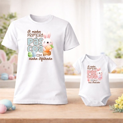 Camisolas brancas com desenho de coelhinho e texto alusivo à primeira Páscoa