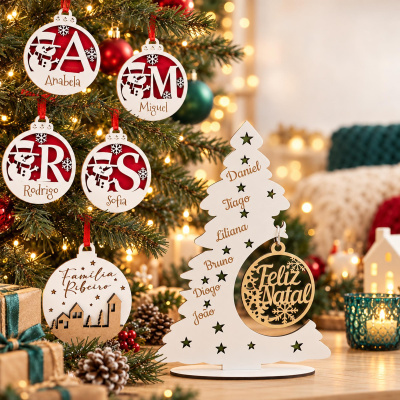Adornos de Natal personalizados em madeira com nomes pendurados numa árvore de Natal decorada.