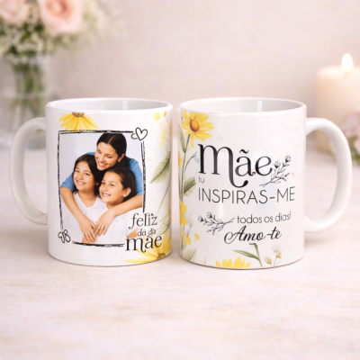 Duas canecas brancas decoradas com flores e textos para dia da mãe, colocadas sobre superfície clara com fundo suave.