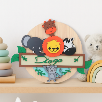Placa decorativa redonda com animais coloridos e nome Diego