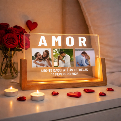 Placa de acrílico iluminada com fotos e texto romântico perto de velas e rosas vermelhas