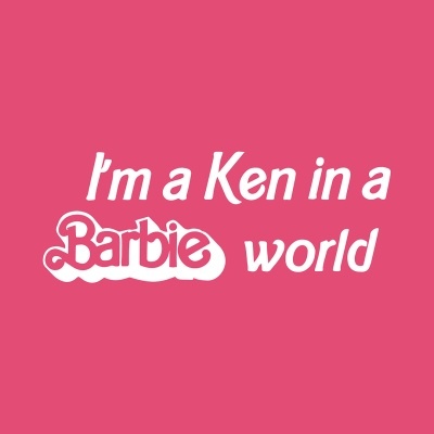 Texto branco sobre fundo rosa com a frase Im a Ken in a Barbie world