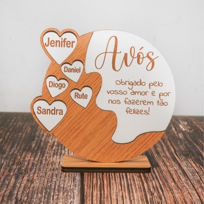 Placa decorativa em madeira com nomes gravados em corações e texto para avós