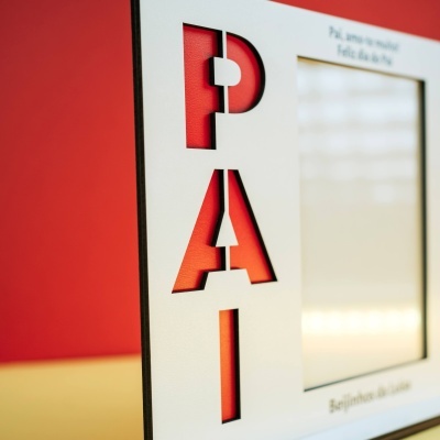 Painel decorativo com letras recortadas em branco e fundo vermelho
