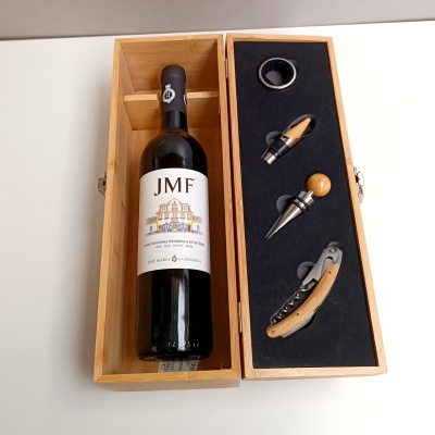 Conjunto de vinho JMF com garrafa e acessórios em caixa de madeira clara