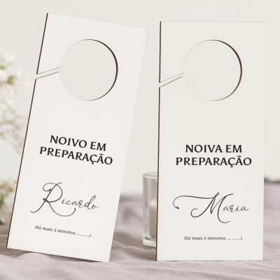 Cartões pendurados para porta com texto casamento em português