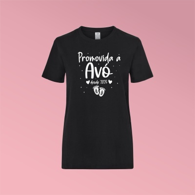 T-shirt preta com texto branco Promovida à Avó desde 2025 e ilustração de pezinhos