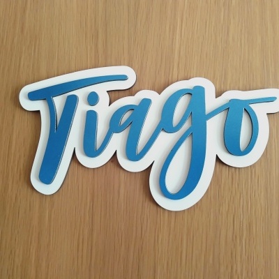 Letreiro decorativo com a palavra Tiago em letras azuis sobre fundo branco