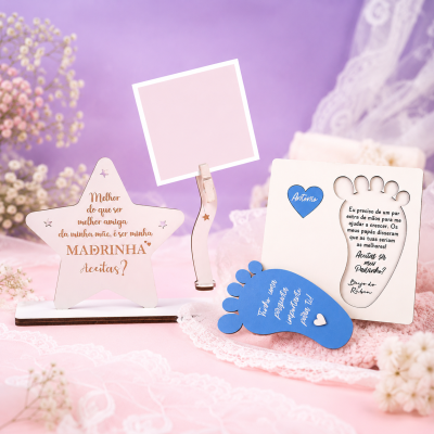 Artigos decorativos para padrinhos e madrinhas com mensagens e formas de estrela, porta-fotos e pegada em fundo rosa e lilás.