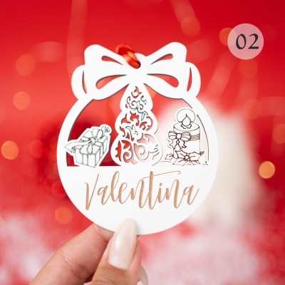 Etiqueta branca redonda com desenhos de presentes e vela com nome Valentina em fundo vermelho