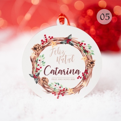 Etiqueta de Natal redonda branca decorada com grinalda e texto em português