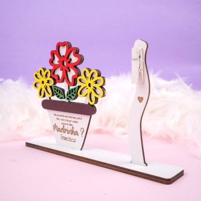 Suporte decorativo em madeira com flores coloridas em vaso branco