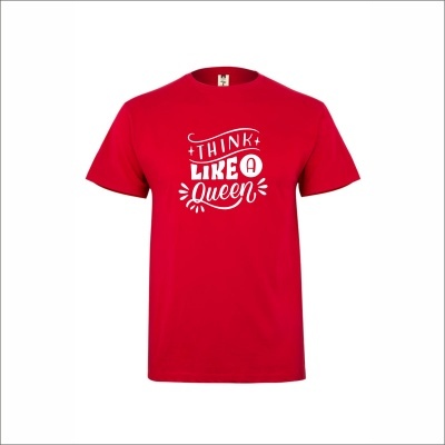 T-shirt vermelha com texto branco THINK LIKE A QUEEN.