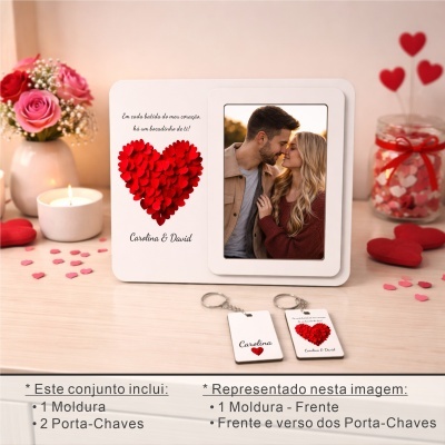 Moldura branca com foto de casal e coração vermelho decorativo