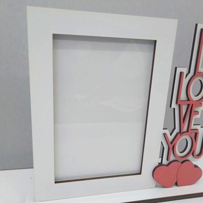 Moldura branca com decoração LOVE YOU e corações vermelhos