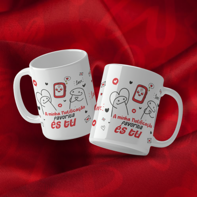 Duas canecas brancas decoradas com desenhos e texto em português sobre tecido vermelho.