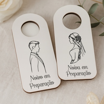 Placas de madeira claras com ilustrações de noivo e noiva e texto sobre preparação para casamento