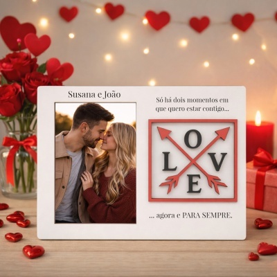 Moldura branca com foto de casal, relógio decorativo com palavra LOVE em fundo romântico com corações vermelhos e luzes.