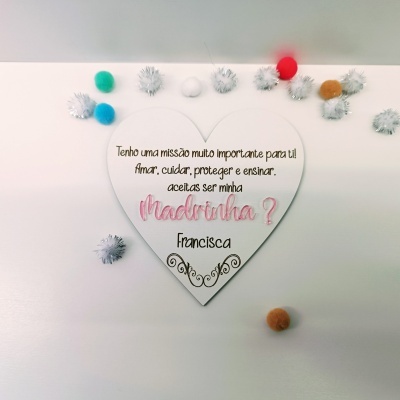 Placa coração branca com texto em português e decoração com bolas coloridas e prateadas