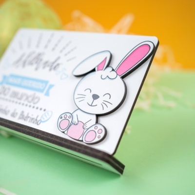 Cartão com desenho de coelho cartoon em branco e cor-de-rosa