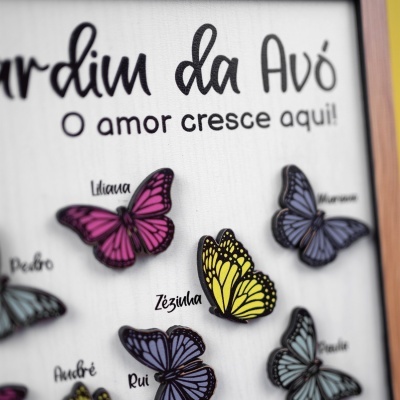 Quadro decorativo com texto e borboletas coloridas 3D