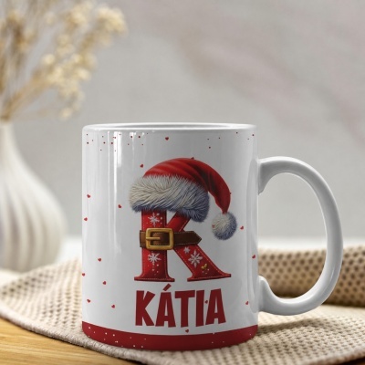 Caneca branca com letra K vermelha com gorro de Natal e nome KÁTIA.