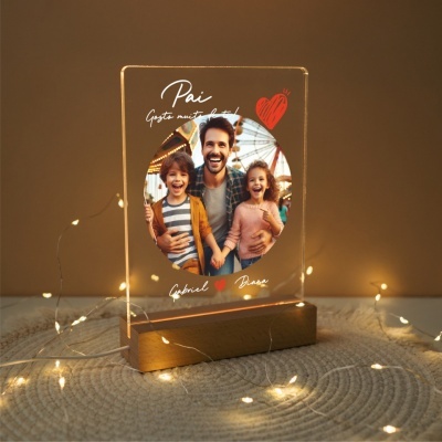Placa iluminada de acrílico com base em madeira mostrando foto e texto personalizado para pai